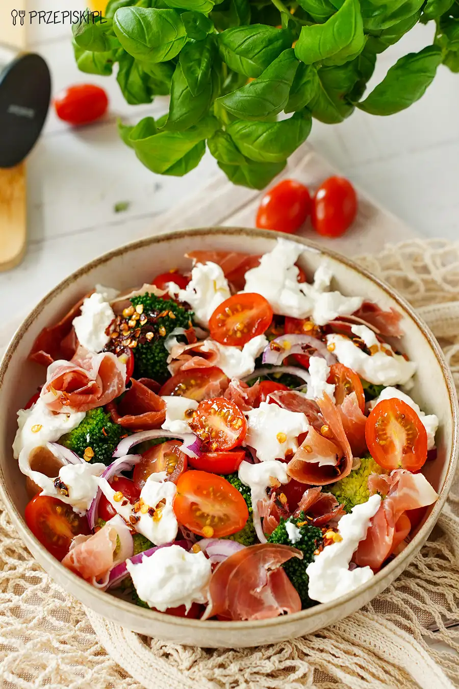 Sałatka z brokułem, burratą i szynką parmeńską