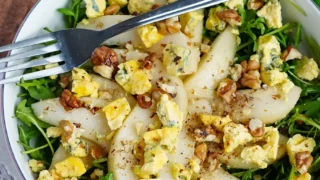 Sałatka z rukolą, gruszką i serem pleśniowym