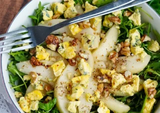 Sałatka z rukolą, gruszką i serem pleśniowym