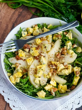 Sałatka z rukolą, gruszką i serem pleśniowym