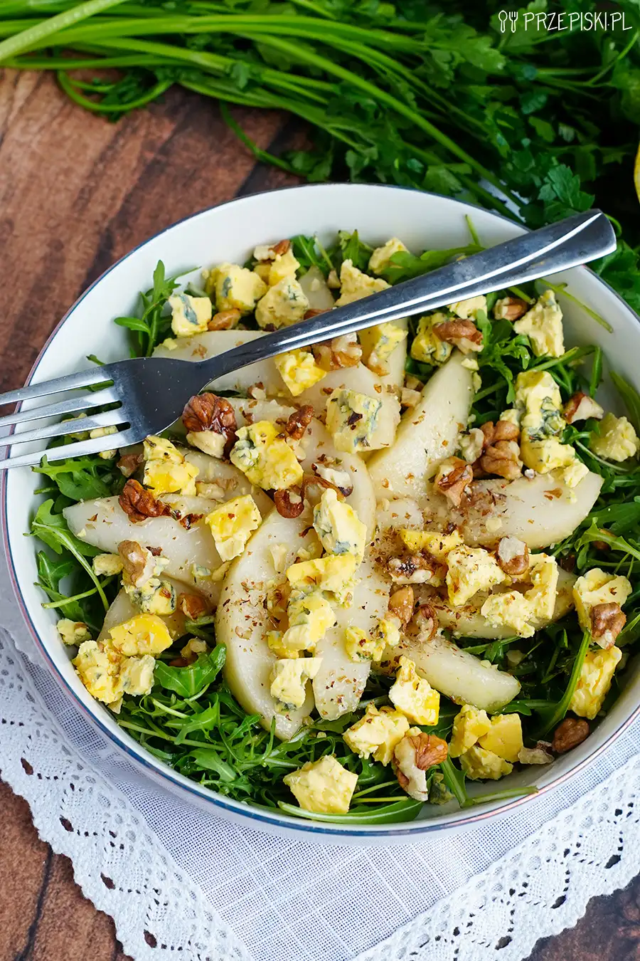 Sałatka z rukolą, gruszką i serem pleśniowym
