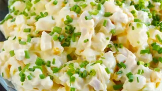 Sałatka z jajkiem, szynką i serem