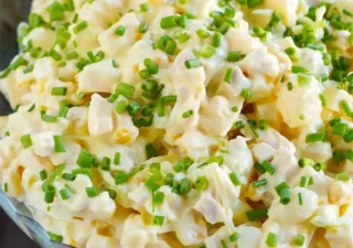 Sałatka z jajkiem, szynką i serem