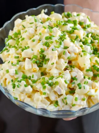 Sałatka z jajkiem, szynką i serem