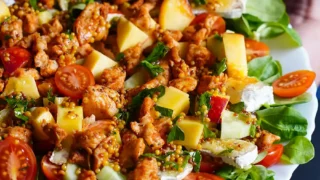 Sałatka z kurczakiem i serem camembert