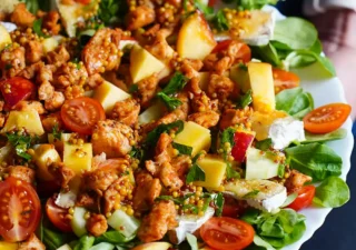 Sałatka z kurczakiem i serem camembert