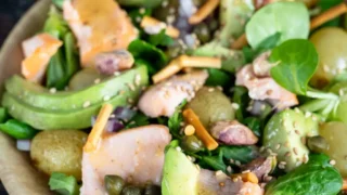 Sałatka z pieczonymi winogronami i wędzonym łososiem