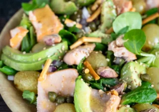 Sałatka z pieczonymi winogronami i wędzonym łososiem