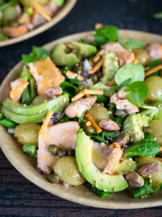 Sałatka z pieczonymi winogronami i wędzonym łososiem