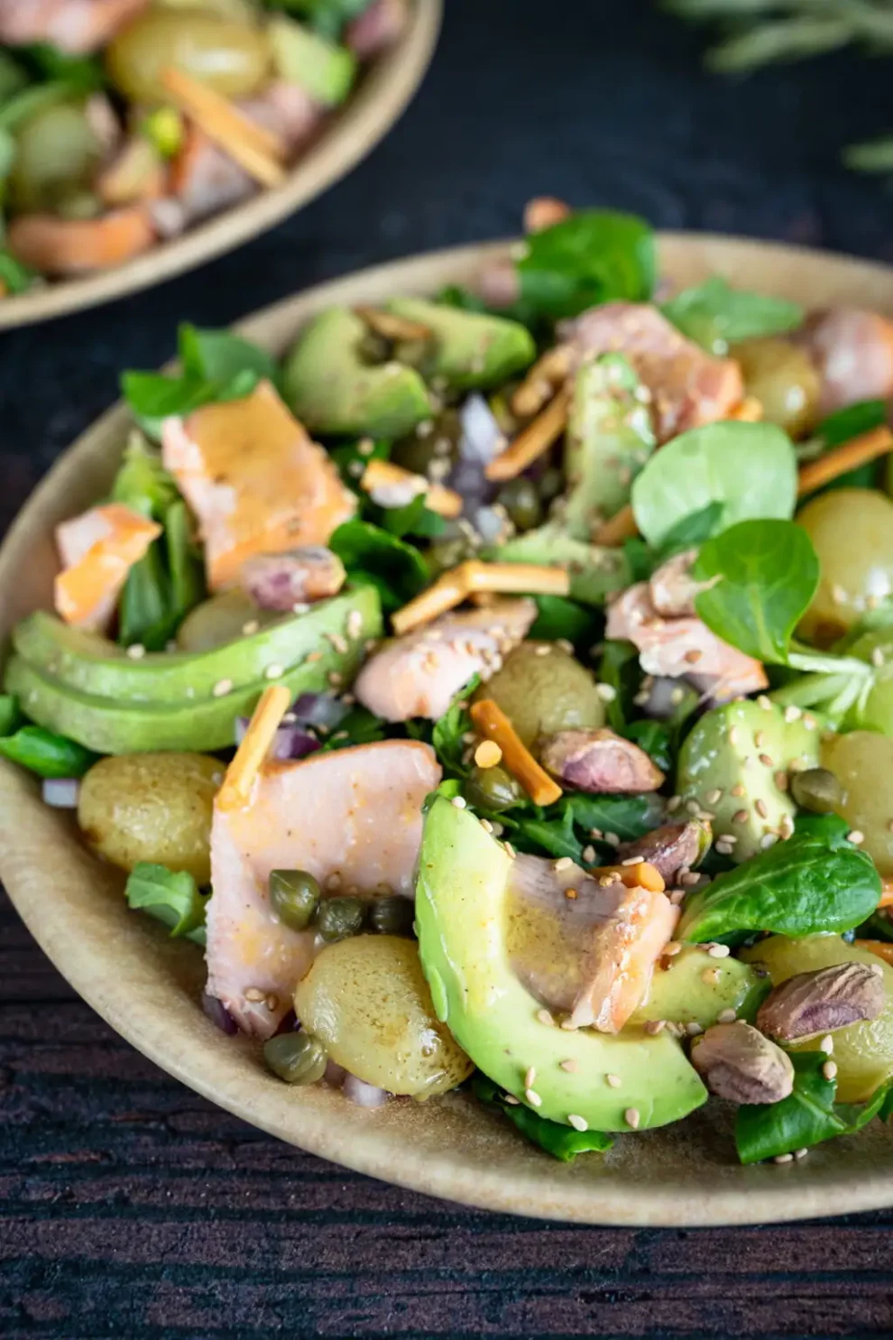 Sałatka z pieczonymi winogronami i wędzonym łososiem