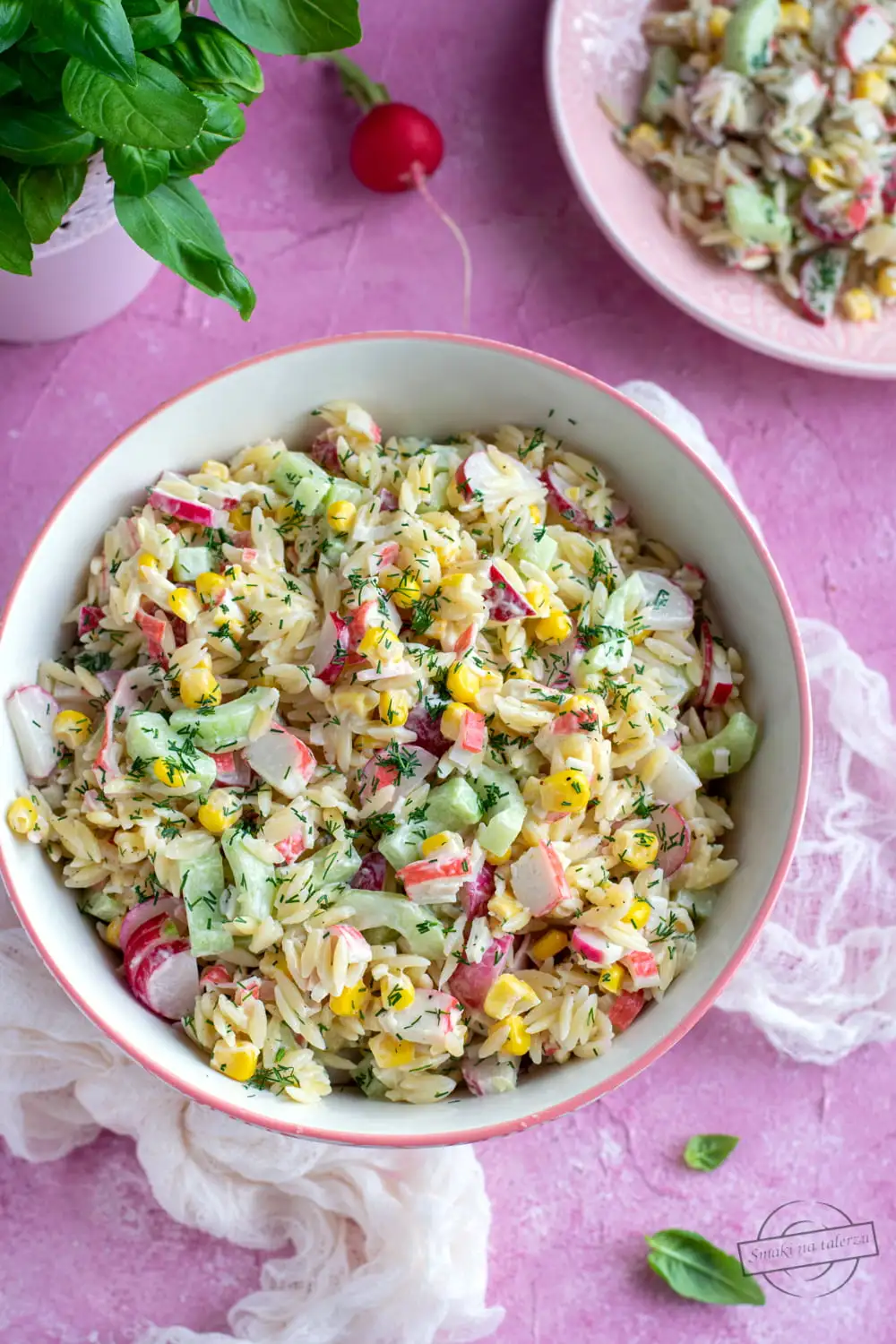 Sałatka z makaronem orzo i surimi