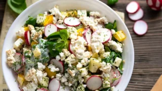 Sałatka z rzodkiewką, jabłkiem i twarogiem