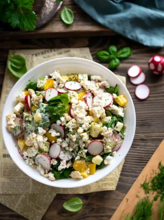 Sałatka z rzodkiewką, jabłkiem i twarogiem