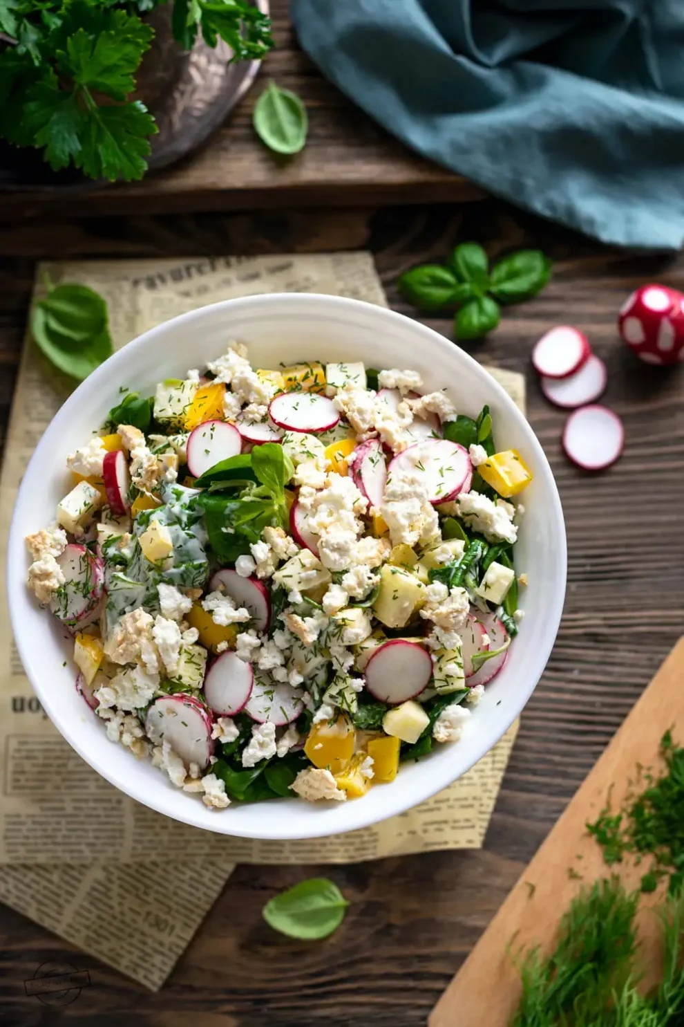 Sałatka z rzodkiewką, jabłkiem i twarogiem