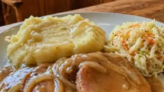 Schab w sosie własnym – prosty przepis na soczyste mięso