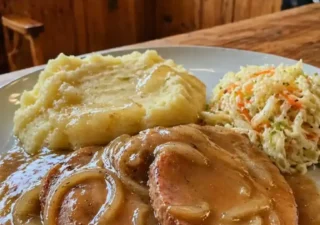 Schab w sosie własnym – prosty przepis na soczyste mięso