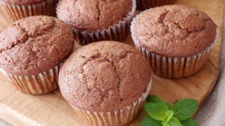 Muffinki orkiszowe z jabłkami i kakao – wilgotne i bez cukru