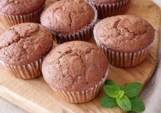 Muffinki orkiszowe z jabłkami i kakao – wilgotne i bez cukru