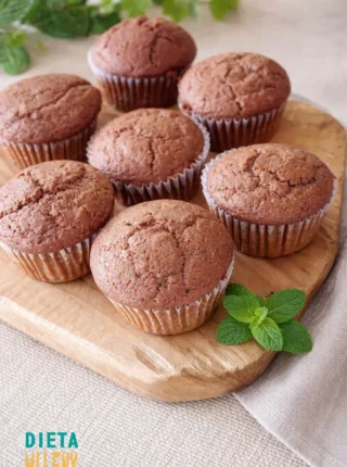 Muffinki orkiszowe z jabłkami i kakao – wilgotne i bez cukru