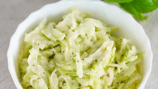 Surówka z łodygi brokuła i jabłka