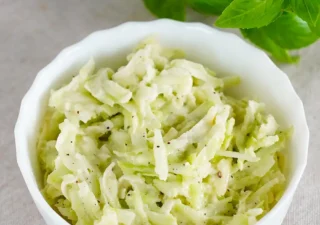 Surówka z łodygi brokuła i jabłka