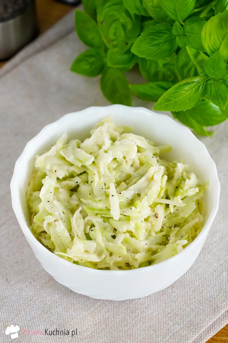 Surówka z łodygi brokuła i jabłka