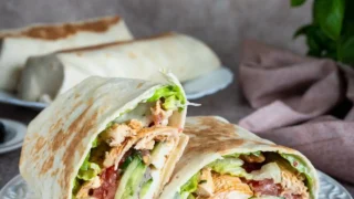 Tortilla z kurczakiem, halloumi i warzywami