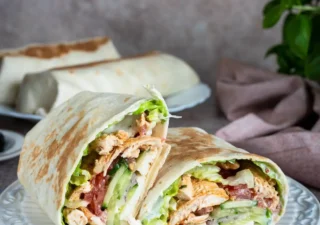 Tortilla z kurczakiem, halloumi i warzywami