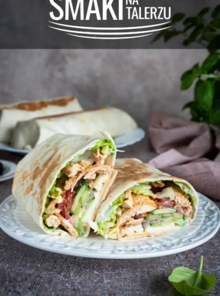 Tortilla z kurczakiem, halloumi i warzywami