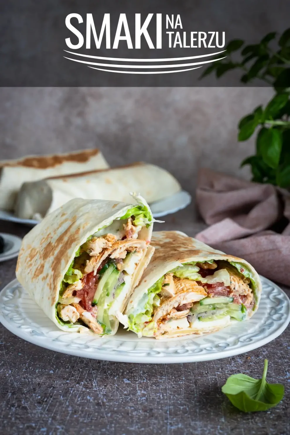 Tortilla z kurczakiem, halloumi i warzywami