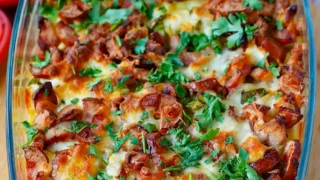 Zapiekanka ziemniaczana z kiełbasą i ogórkiem