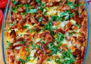 Zapiekanka ziemniaczana z kiełbasą i ogórkiem