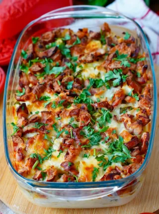 Zapiekanka ziemniaczana z kiełbasą i ogórkiem