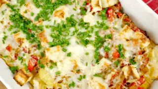 Zapiekanka z ziemniaków, fety i jajek – szybki obiad z piekarnika