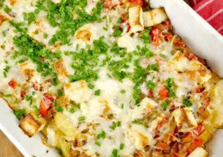 Zapiekanka z ziemniaków, fety i jajek – szybki obiad z piekarnika