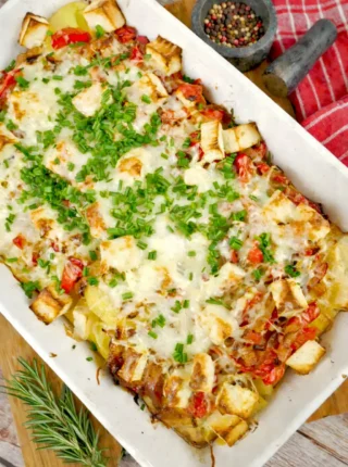 Zapiekanka z ziemniaków, fety i jajek – szybki obiad z piekarnika