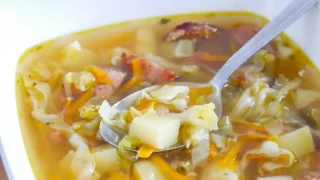 Zupa z młodej kapusty z kiełbasą i ziemniakami