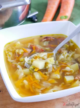 Zupa z młodej kapusty z kiełbasą i ziemniakami