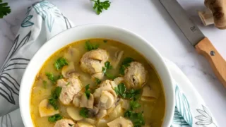 Zupa porowo-pieczarkowa z drobiowymi klopsikami