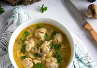 Zupa porowo-pieczarkowa z drobiowymi klopsikami