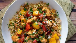 Kasza bulgur z kurczakiem, papryką i pieczarkami