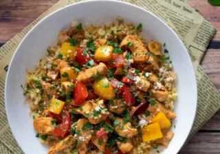 Kasza bulgur z kurczakiem, papryką i pieczarkami