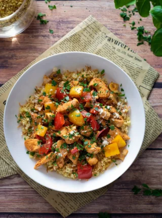Kasza bulgur z kurczakiem, papryką i pieczarkami