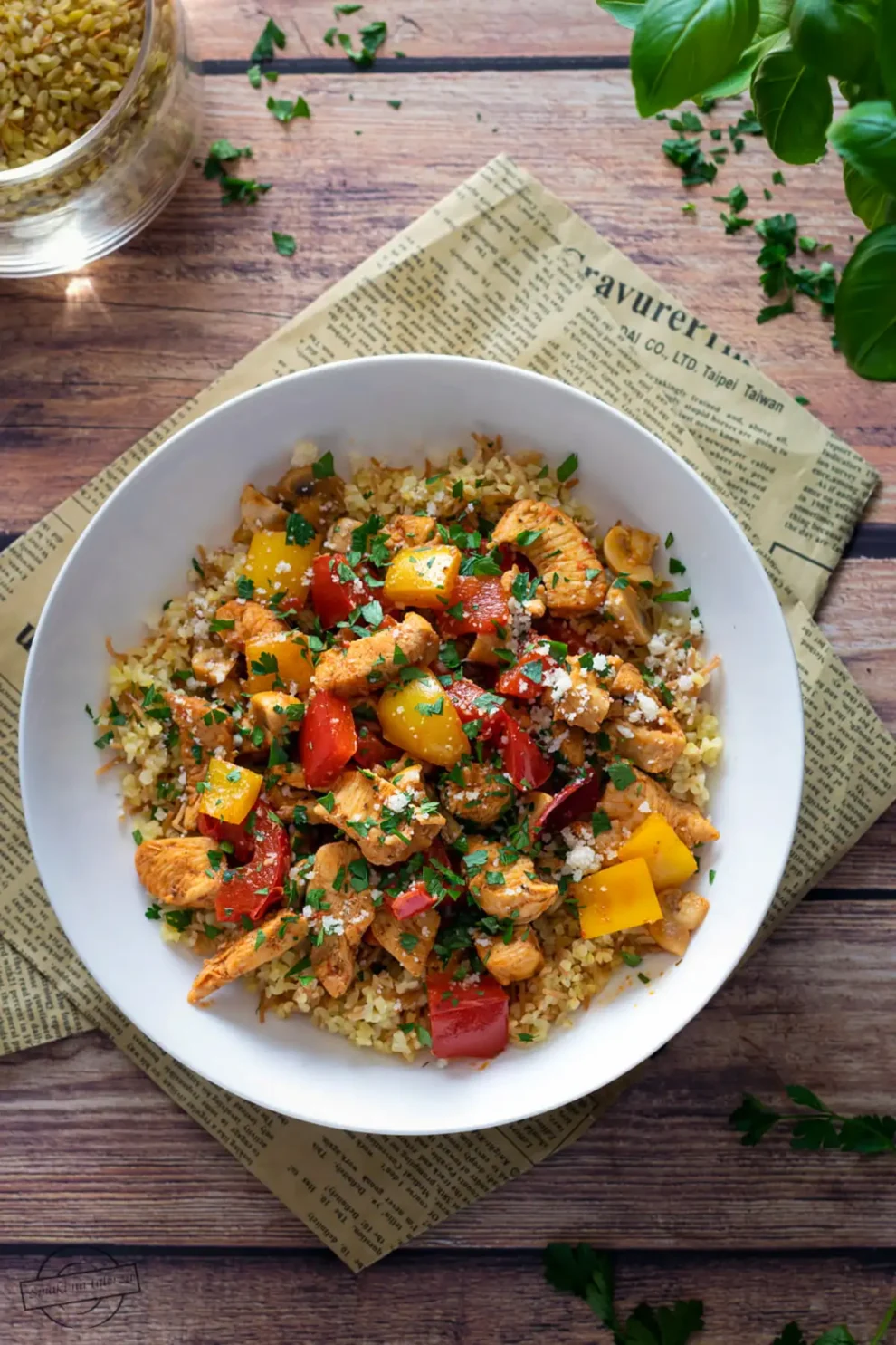 Kasza bulgur z kurczakiem, papryką i pieczarkami
