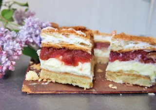 Sezonowe ciasto z rabarbarem i lekkim kremem – elegancja na talerzu