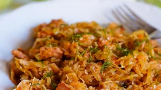 Bigos z młodej kapusty z kiełbasą