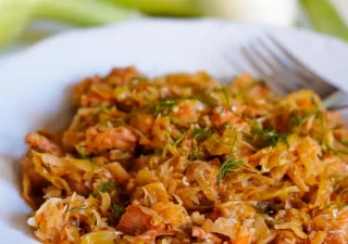 Bigos z młodej kapusty z kiełbasą