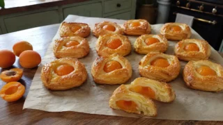 Ciastka z morelami z ciasta francuskiego – prosty przepis na kruche i soczyste wypieki