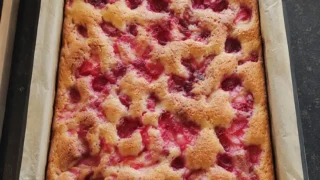 Ciasto jogurtowe z truskawkami – puszyste, wilgotne i naprawdę proste