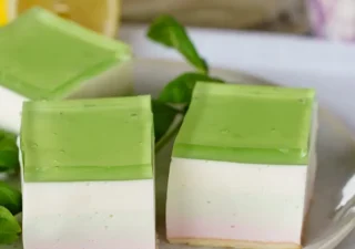 Kolorowe ciasto jogurtowo-galaretkowe bez pieczenia
